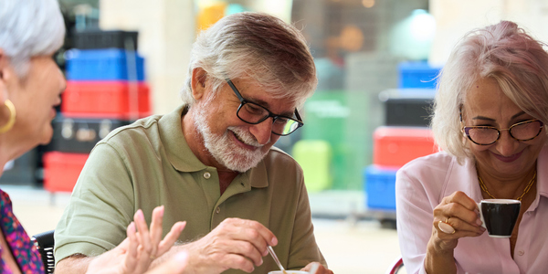 Senioren die een praatje maken met elkaar